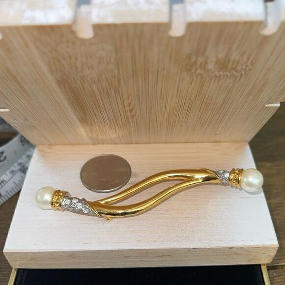 Vintage Avon long gold tone brooch - Picture 1 of 3